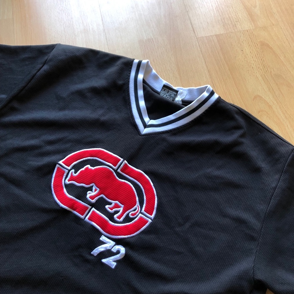 Ecko V neck